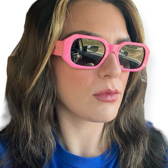 QUAY Hyped Up Sunglasses Polarized Pink Frame Smoke Lenses Retro NWT - Picture 10 of 15